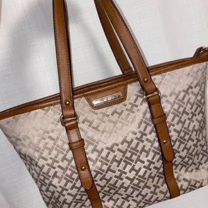 Tommy Hilfiger tan purse